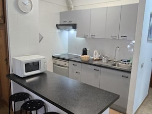 Kjøleskap, mikrobølgeovn og kjøkkenutstyr