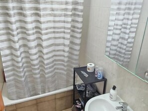 Combined shower/bathtub, hair dryer, towels