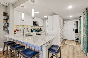 Køleskab, mikrobølgeovn, ovn, kogeplade