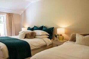 Habitación familiar, baño en la habitación, vista al jardín | Ropa de cama hipoalergénica y cortinas blackout 