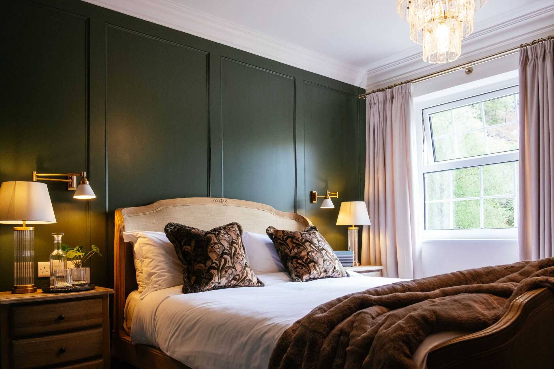 Luksus-dobbeltrom, eget bad, fjellutsikt | Sengetøy av topp kvalitet, blendingsgardiner og strykejern/-brett