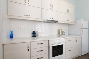 Kühlschrank, Ofen, Wasserkocher mit Kaffee-/Teezubehör, Wasserkocher