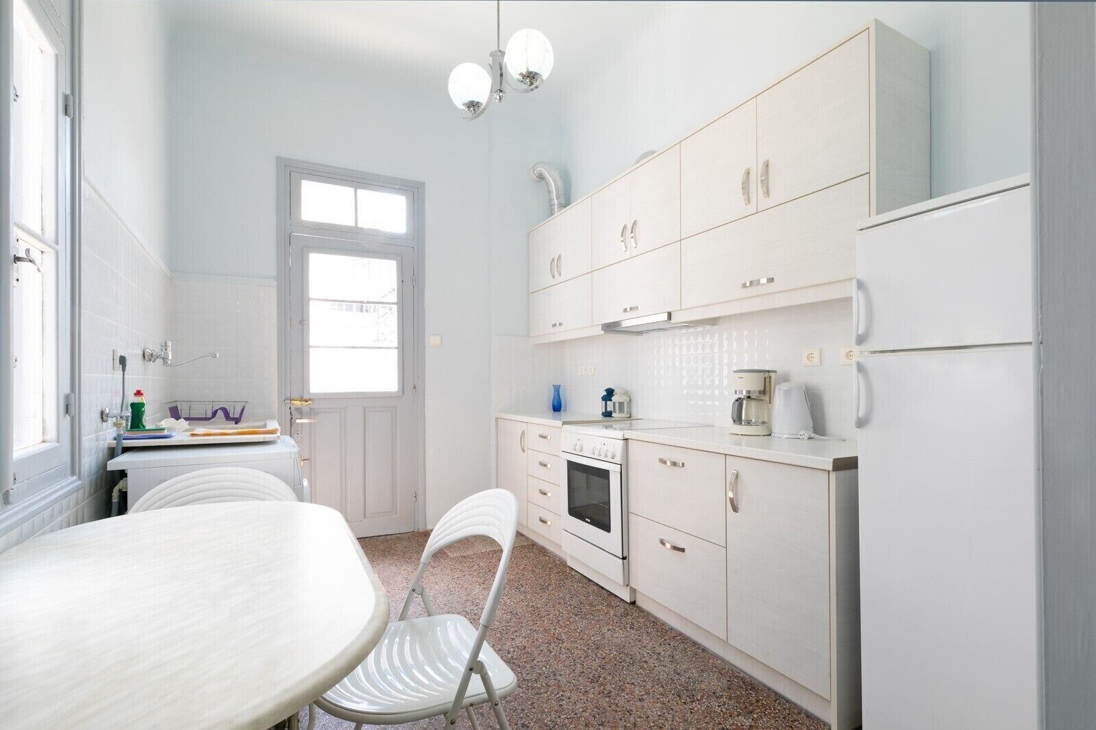 Fridge, oven, coffee/tea maker, electric kettle