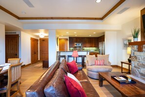 Flatskjerm-TV og peis