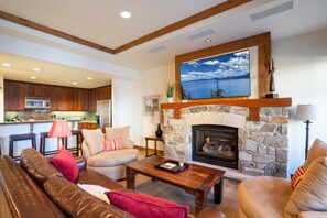 Flatskjerm-TV og peis