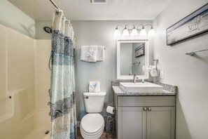 Badewanne, Handtücher, Shampoo, Toilettenpapier