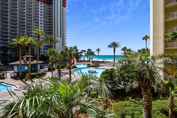 Alberca techada y alberca climatizada