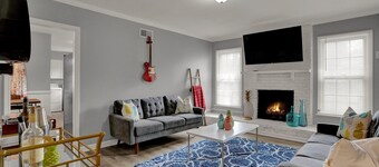 Cozy Graceland Hot Tub Retreat 3BD/2Bath 🎶🎸