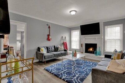 Cozy Graceland Hot Tub Retreat 3BD/2Bath 🎶🎸