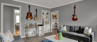 Cozy Graceland Hot Tub Retreat 3BD/2Bath 🎶🎸