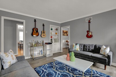 Cozy Graceland Hot Tub Retreat 3BD/2Bath 🎶🎸