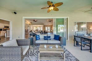 Smart TV, stereo, offices - Villa Sarasota - great boating location, heated pool, cozy (Cape Coral)