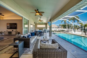 Outdoor pool, a heated pool - Villa Sarasota - great boating location, heated pool, cozy (Cape Coral)
