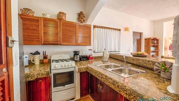 Een koelkast, een magnetron, een oven, een kookplaat