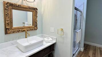 Baignoire, serviettes fournies, savon, shampoing