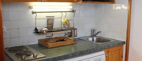 ثلاجة، ميكروويف، غسالة أطباق