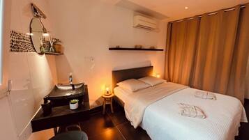 4 chambres, bureau, fer et planche à repasser, lit parapluie