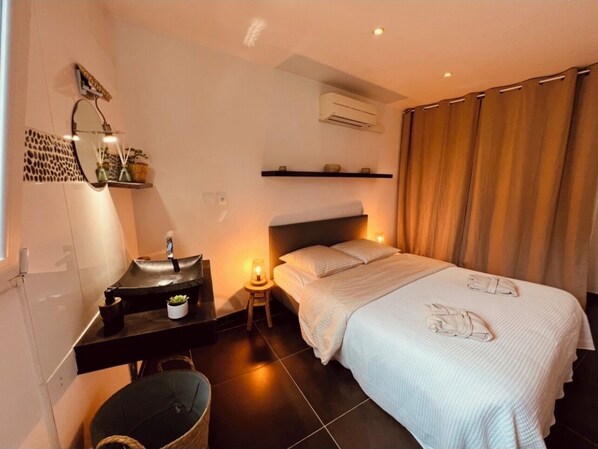 4 bedrooms, desk, iron/ironing board, travel crib