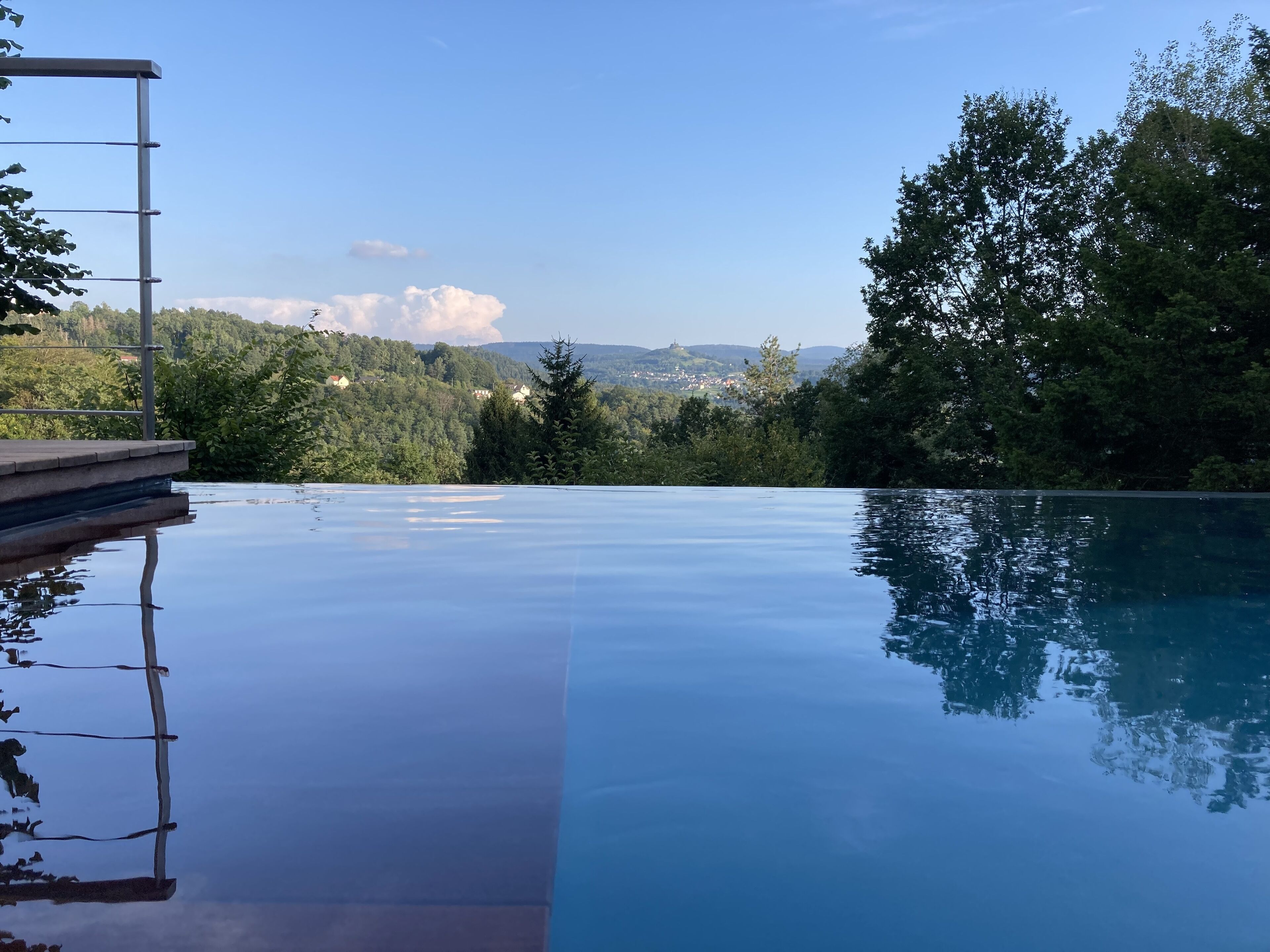 Een buitenzwembad en een verwarmd zwembad