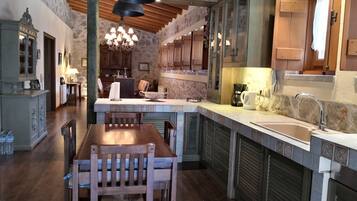 Fridge, oven, dishwasher, coffee/tea maker