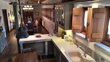 Fridge, oven, dishwasher, coffee/tea maker