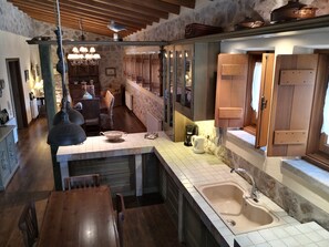 Fridge, oven, dishwasher, coffee/tea maker