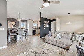 Smart TV, Netflix, streaming services - Close to Airport! Newly updated home! Great neighborhood! (Rapid City)