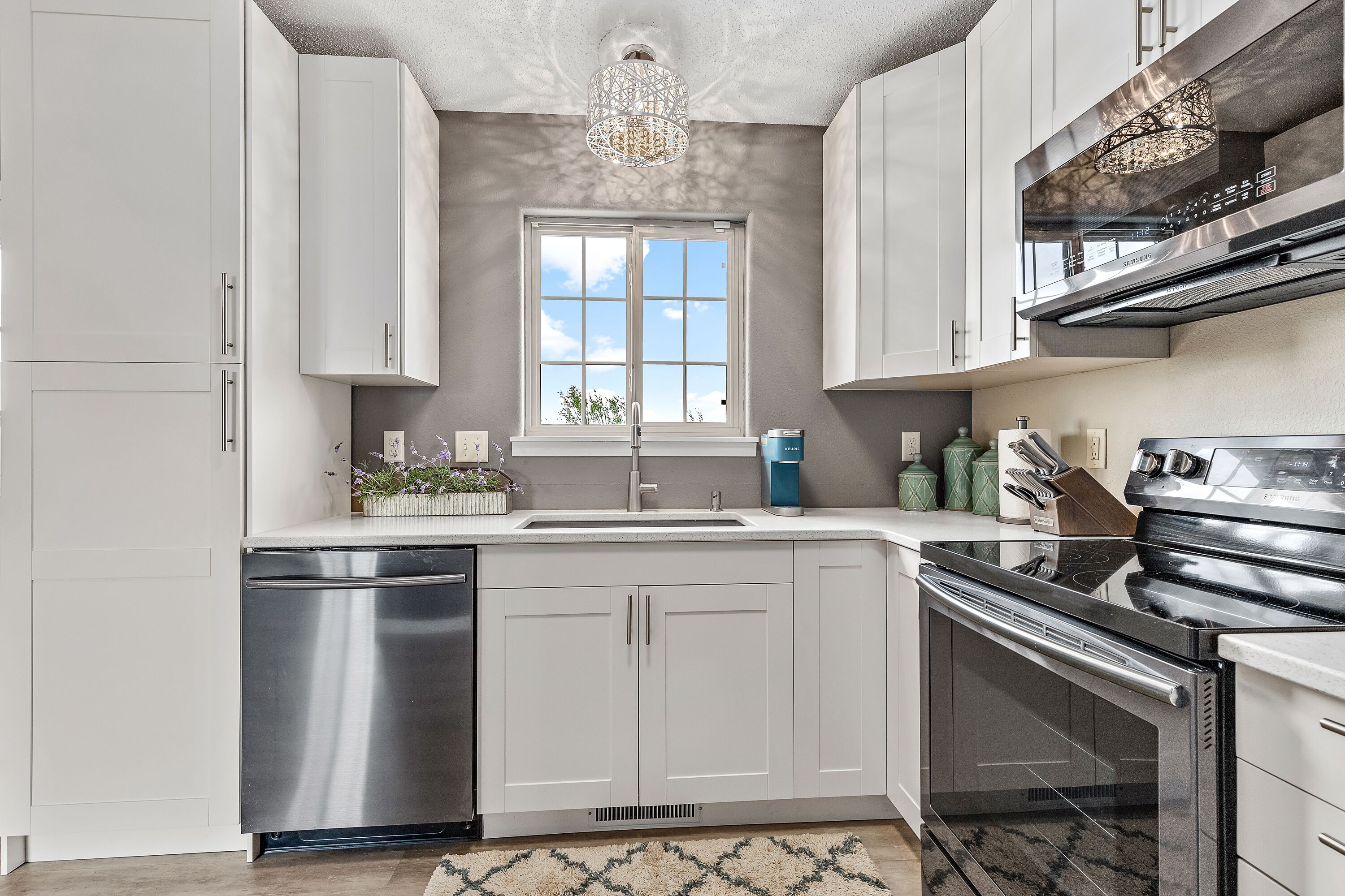 Geladeira, micro-ondas, fogão, cooktop