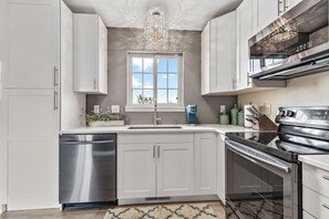 ثلاجة، ميكروويف، فرن، �موقد طهي مسطح