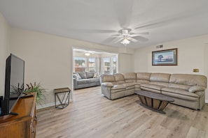 Smart TV - Family Size Beach Condo-Sleeps 10/ min to the Surfside Beach! (Myrtle Beach)