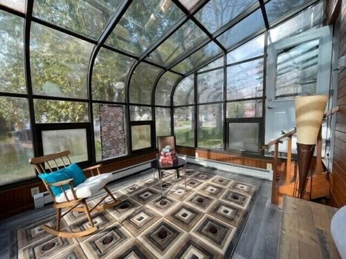 Cheerful 4 Bedroom Cottage w/free Parking & WiFi, on Lake Simcoe