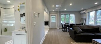 Cheerful 4 Bedroom Cottage w/free Parking & WiFi, on Lake Simcoe