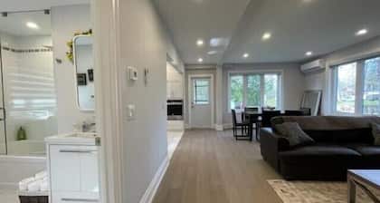 Cheerful 4 Bedroom Cottage w/free Parking & WiFi, on Lake Simcoe