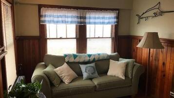 Cottage, 3 Bedrooms | Living room | Smart TV, fireplace