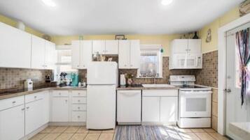 Cottage, 2 Bedrooms | Private kitchen | Oven, coffee/tea maker