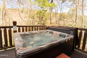 Cabaña, 2 habitaciones | Tina de hidromasaje al aire libre