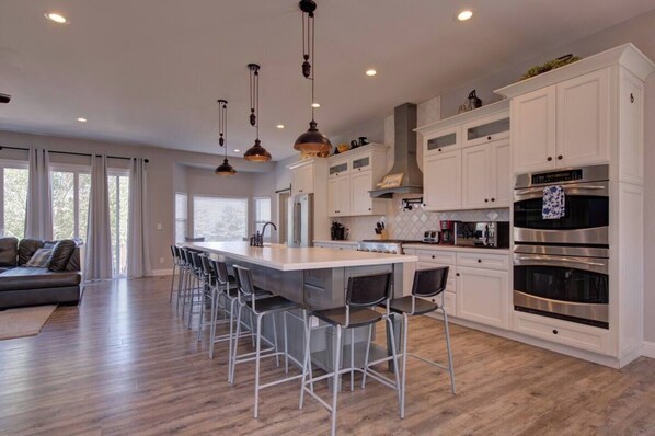 Fridge, microwave, oven, stovetop - NEW Raspberry Mountain Family Farmhouse Upper Unit (Monument)