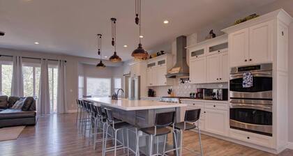 Upper Unit: Raspberry Mountain Family Farmhouse