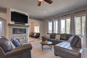 Smart TV, fireplace - NEW Raspberry Mountain Family Farmhouse Upper Unit (Monument)