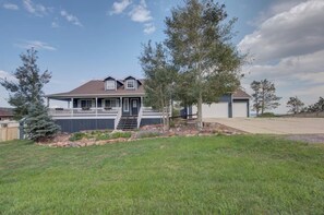 Exterior - NEW Raspberry Mountain Family Farmhouse Upper Unit (Monument)