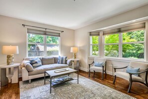 Télévision, cheminée, livres