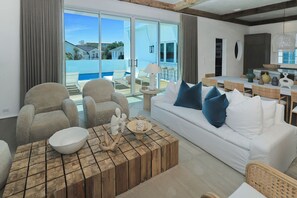 Een smart-tv, een stereo en een kantoor