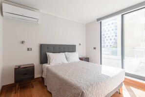 1 dormitorio, tabla de planchar con plancha, wifi y ropa de cama
