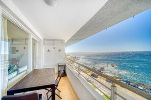 Outdoor dining - Ocean Bright 2BR W/ View, Wifi, Parking & Pool (Concón)
