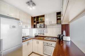 Fridge, microwave, oven, stovetop - Ocean Bright 2BR W/ View, Wifi, Parking & Pool (Concón)