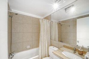 Bathtub, hair dryer - Ocean Bright 2BR W/ View, Wifi, Parking & Pool (Concón)