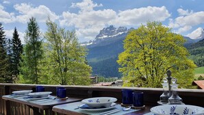 Ein Esstisch im Freien mit Blick auf die Berge.
