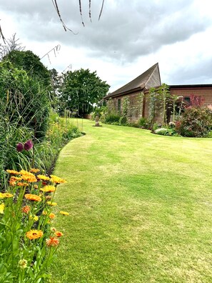 Property grounds - 3 Bedroom Apartment Sleeps 6 in Large Country Manor House (Warwick)