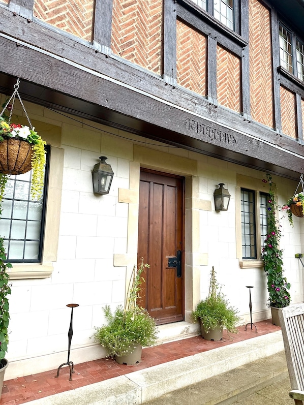 Exterior detail - 3 Bedroom Apartment Sleeps 6 in Large Country Manor House (Warwick)