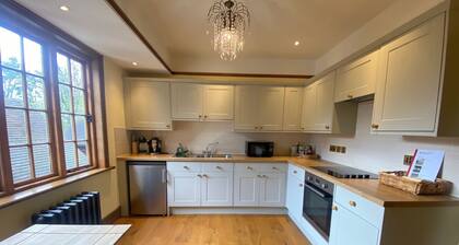 3 Bedroom Apartment Sleeps 6 in Large Country Manor House